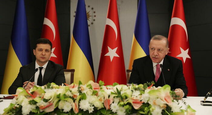Erdogan ribadisce a Zelensky offerta ruolo mediazione