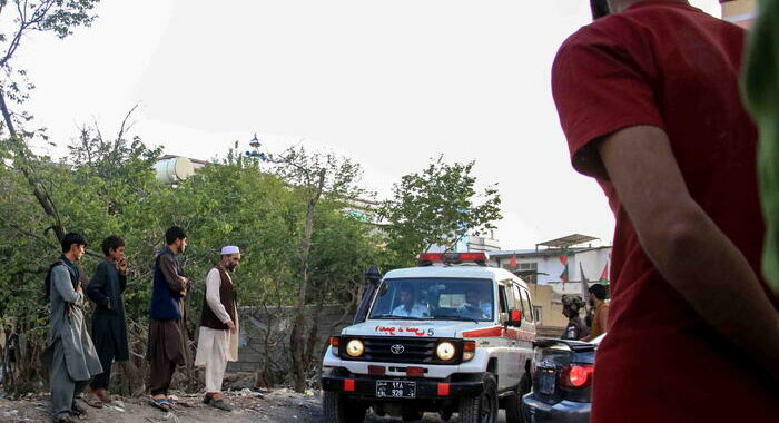Esplosione in moschea a Kabul, oltre 50 morti