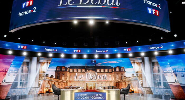 Francia: al via il dibattito, Le Pen contro Macron