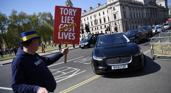 Gb: governo difende BoJo su Partygate, dimettersi non è opzione