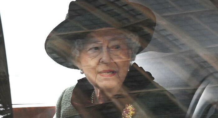 Gb: la regina ricompare per un faccia a faccia, e senza bastone