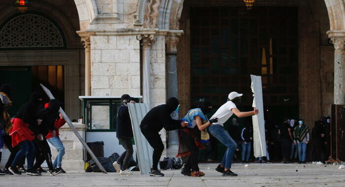 Gerusalemme: ripresi gli scontri su Spianata delle Moschee