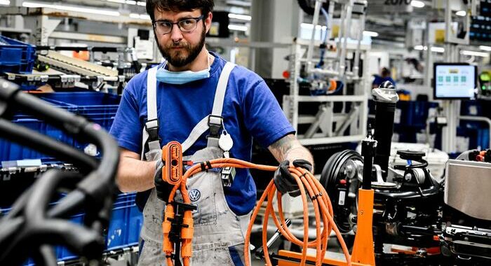 Industria:Istat,fatturato febbraio +2,8% mese, top da 2000