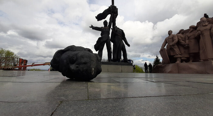 Kiev ‘decapita’ statua amicizia Ucraina-Russia