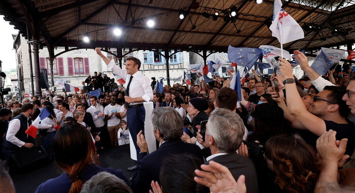 Macron si gioca la carta dell’unità,’la Francia è un blocco’