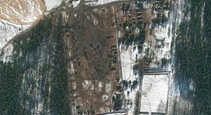 Mosca, attacco ucraino incendia deposito petrolio in Russia