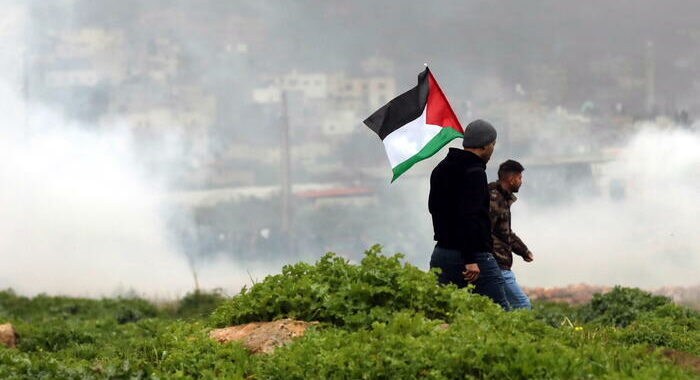 Palestinese disarmata uccisa a posto blocco in Cisgiordania