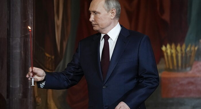 Putin alla messa di mezzanotte a Mosca per Pasqua ortodossa