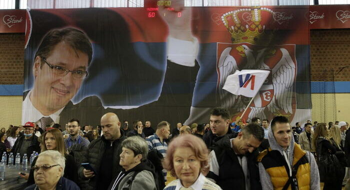 Serbia domani al voto, Vucic e suo partito grandi favoriti