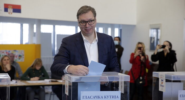 Serbia: Vucic rivendica vittoria a presidenziali e a legislative