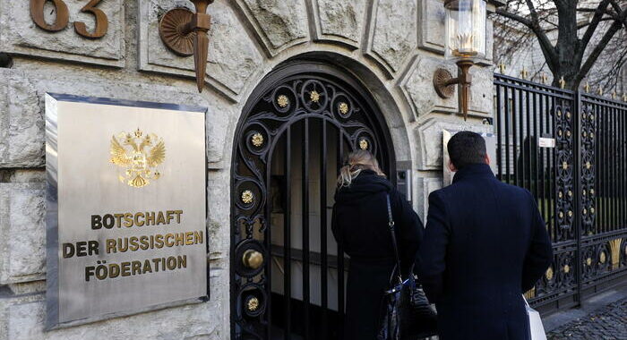 Ucraina, Mosca espelle 40 diplomatici tedeschi