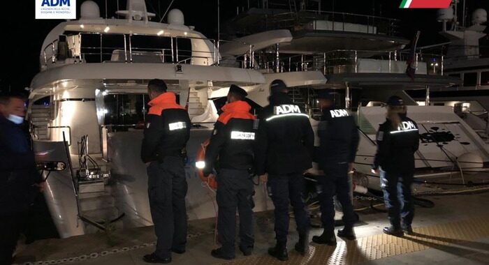 Ucraina: sequestrato yacht russo in porto a Imperia