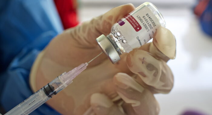 Vaccini: ritirato lotto fabbricato in Spagna per un insetto