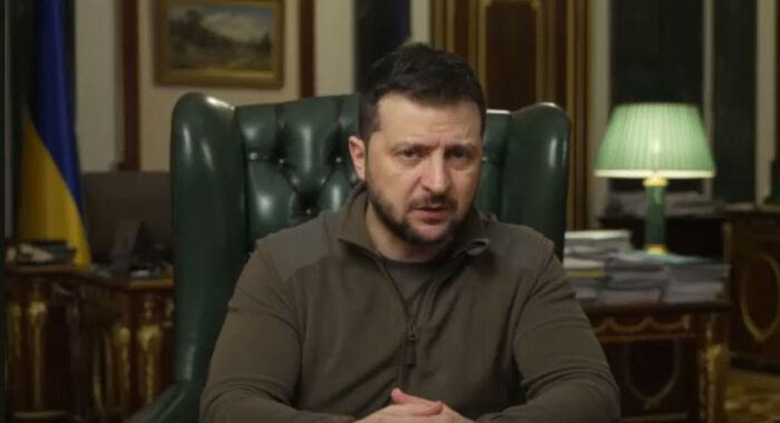 Zelensky ribadisce, ‘i russi usano bombe al fosforo’