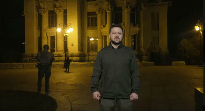 Zelensky, russi preparano possenti attacchi Donbass e sud