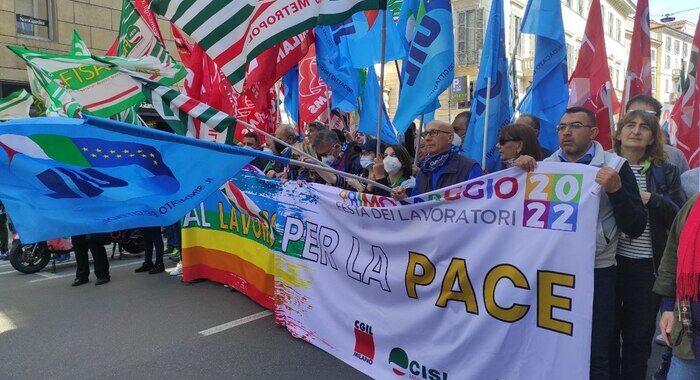 1 maggio: a Milano in migliaia per tutele e ‘no’ al riarmo