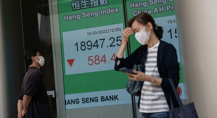 Borsa: Hong Kong crolla in avvio, apre a -3,51%