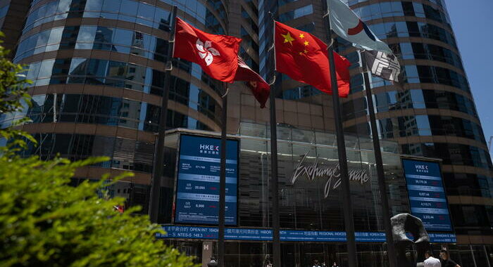 Borsa: Hong Kong positiva, apre a +0,50%