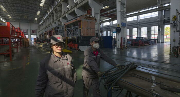 Cina: -8,5% profitti industriali ad aprile, minimi 2 anni