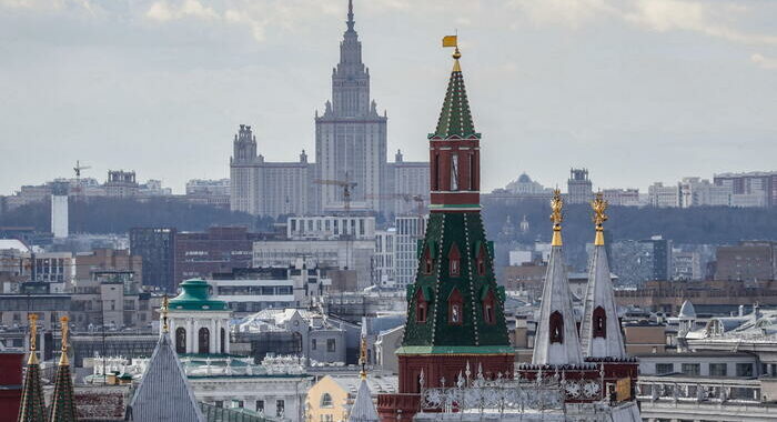 Cremlino, negoziati sospesi su decisione di Kiev