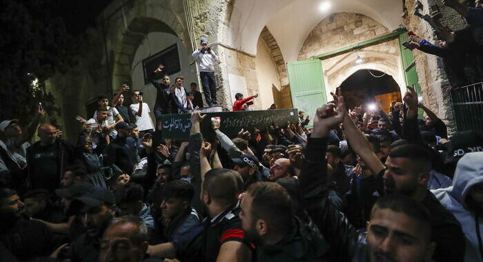 Gerusalemme: funerali giovane palestinese, disordini e feriti