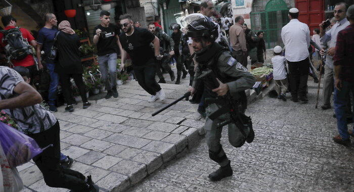 Gerusalemme: primi scontri su Spianata per ‘Marcia Bandiere’