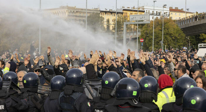 Green pass: 30 denunciati per blocco Porto di Trieste