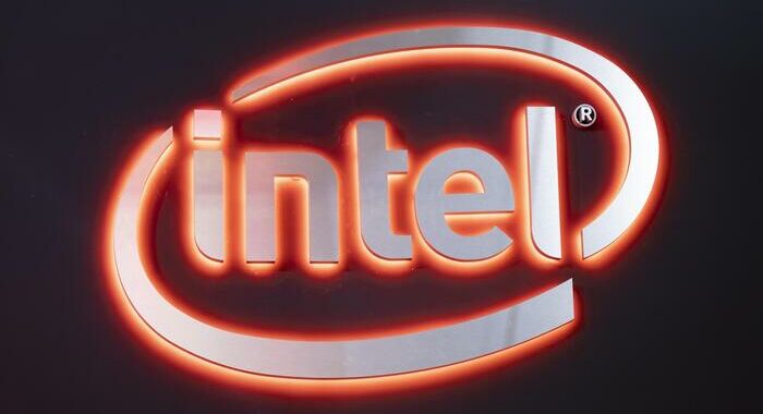 Intel, carenza dei chip potrebbe proseguire fino al 2024