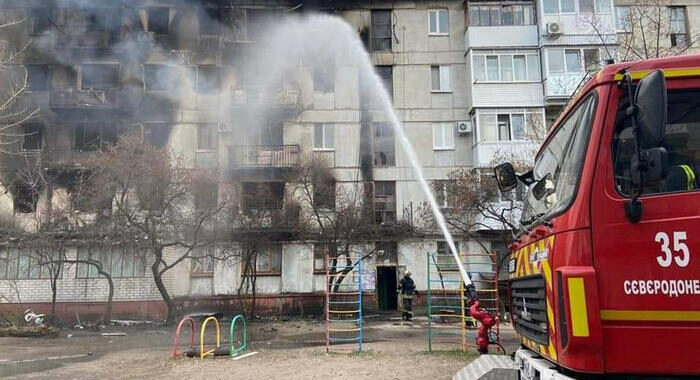 Kiev, bombardamenti continui a Severodonetsk, 4 civili morti