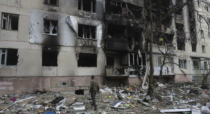 Kiev, bombe su 54 villaggi del Donbass, 20 civili morti