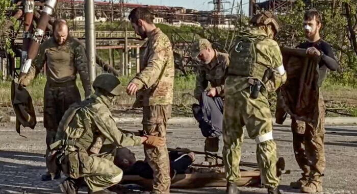 Mosca, 959 soldati nella Azovstal si sono arresi da lunedì