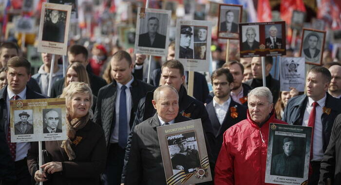 Putin a marcia del Reggimento immortale con foto del padre