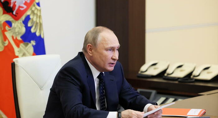 Putin, economia russa resiste abbastanza bene a sanzioni