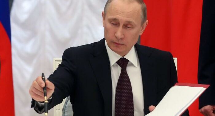 Putin firma decreto per nuove misure in risposta sanzioni