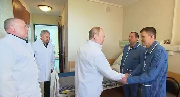 Putin visita per prima volta feriti in guerra Ucraina