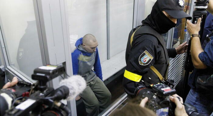 Soldato russo si dichiara colpevole di crimini guerra a Kiev