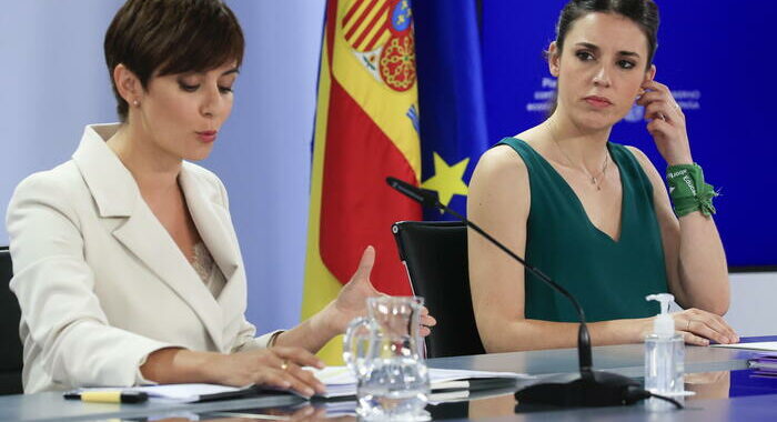 Spagna: ok del Cdm a congedi mestruali coperti dallo Stato