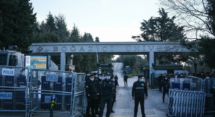 Turchia: polizia a Lgbtq pride università Istanbul, 33 arresti