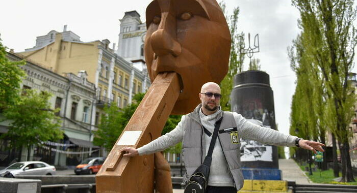 Ucraina: a Kiev scultura di Putin che si spara in bocca