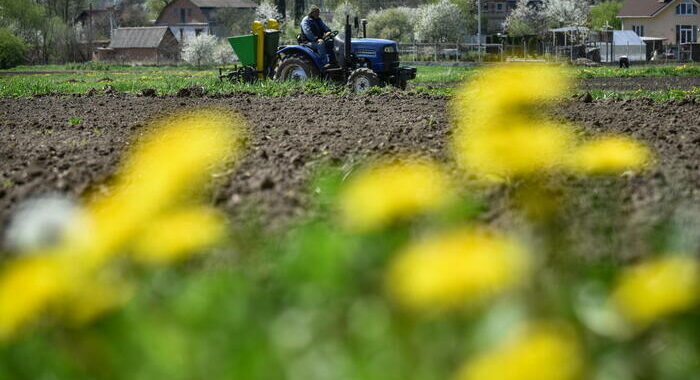 Ucraina: russi rubano veicoli agricoli,ma bloccati da remoto