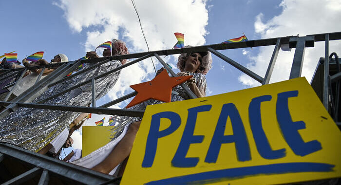 A Roma sfila il Pride per pace e diritti, “siamo 900mila”