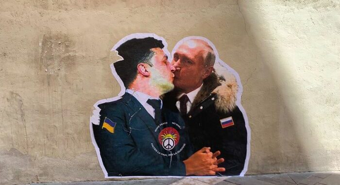 A Trento appare un bacio fra Zelensky e Putin