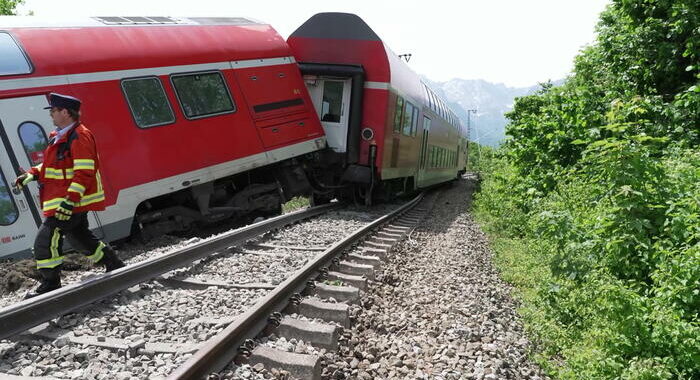 Almeno 3 morti e 60 feriti nel treno deragliato in Baviera