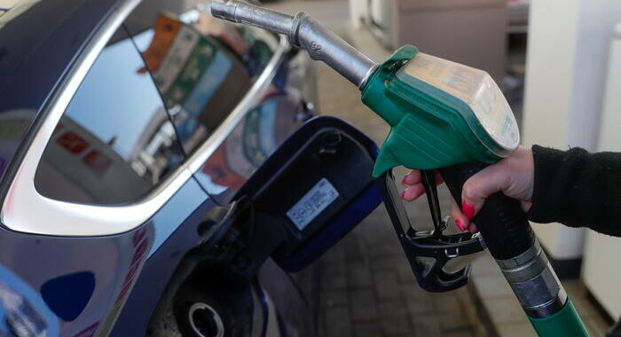 Benzina: Qe, anche gasolio self supera i 2 euro al litro