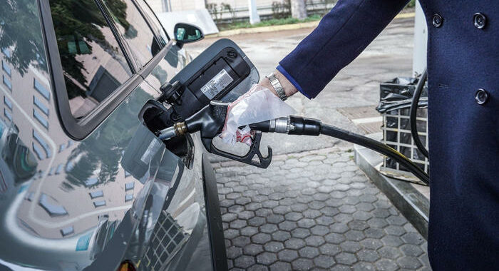 Benzina sale ancora, al self a 2,018 euro al litro