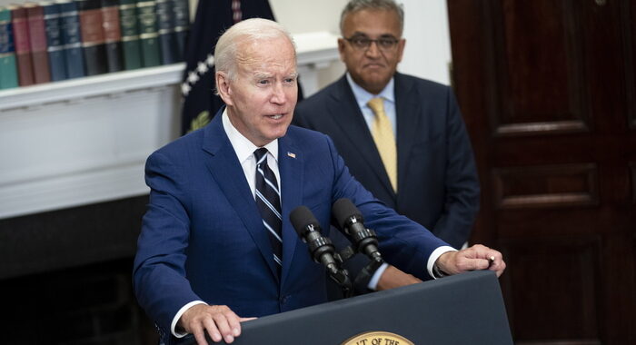 Biden chiede sforzi congiunti per abbassare prezzo benzina