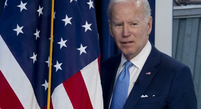 Biden invita all’azione, ‘dobbiamo fare qualcosa sulle armi’