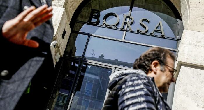 Borsa: Milano sotto tiro, Ftse Mib -2%