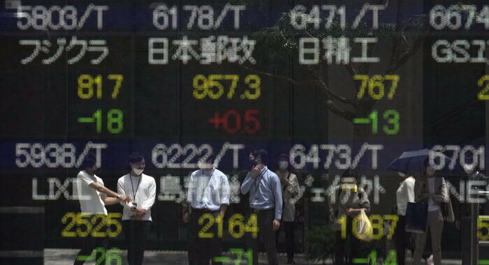 Borsa: Tokyo, apertura in netto calo (-1,66%)