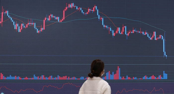 Borse in rosso in tutta Europa, spread sopra 230 punti